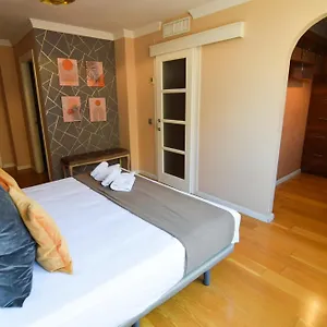 https://letmalaga-dukes-loft.hotelsinnerja.org